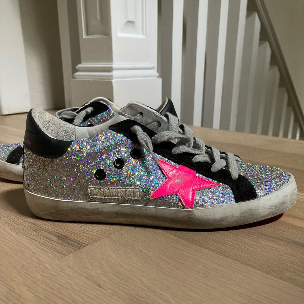 authentic golden gooses size 6 but can fit a 7 too. Basically brand new